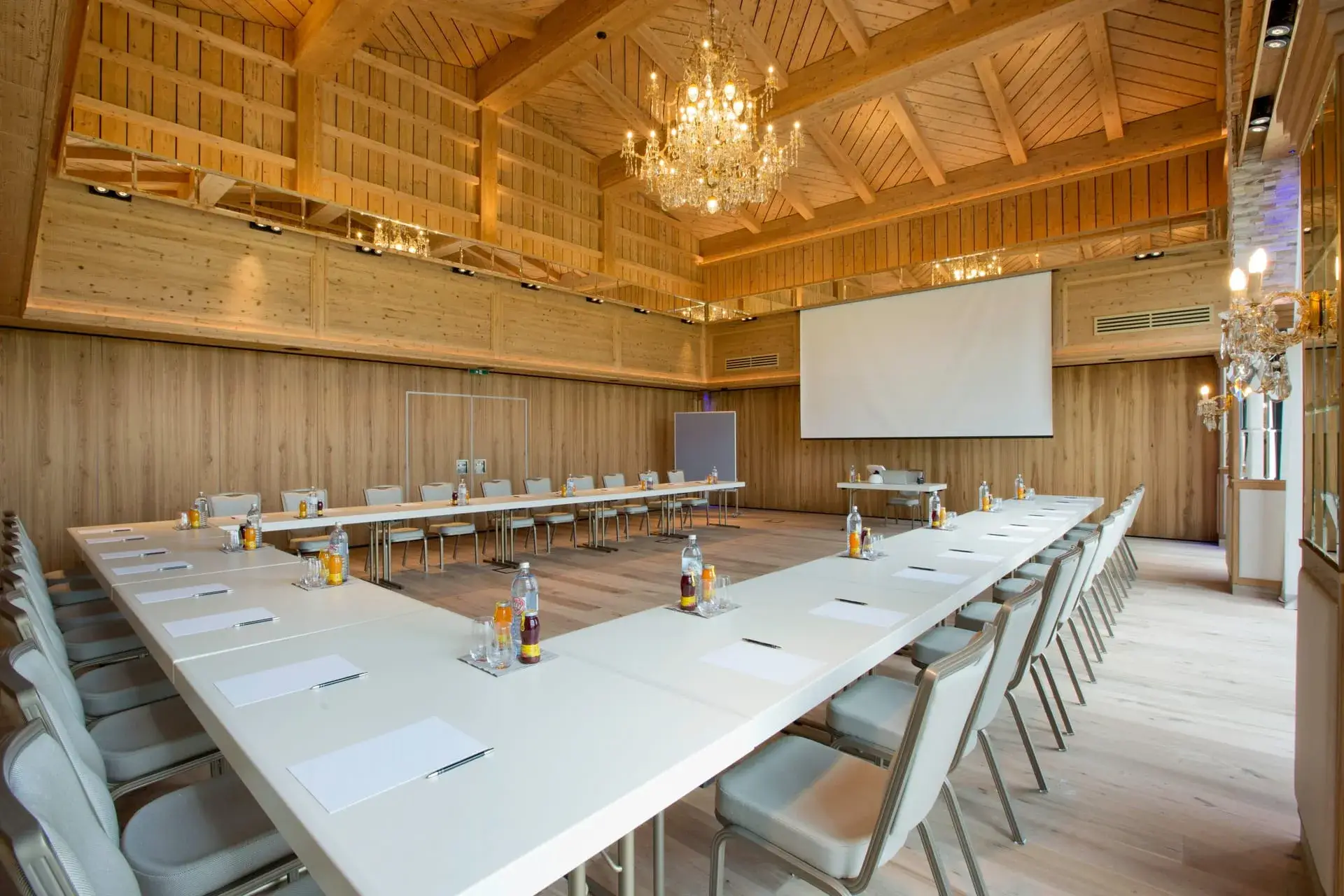 Moderner Seminarraum im Greenvieh Chalet für Tagungen und Meetings in Mieming, Tirol