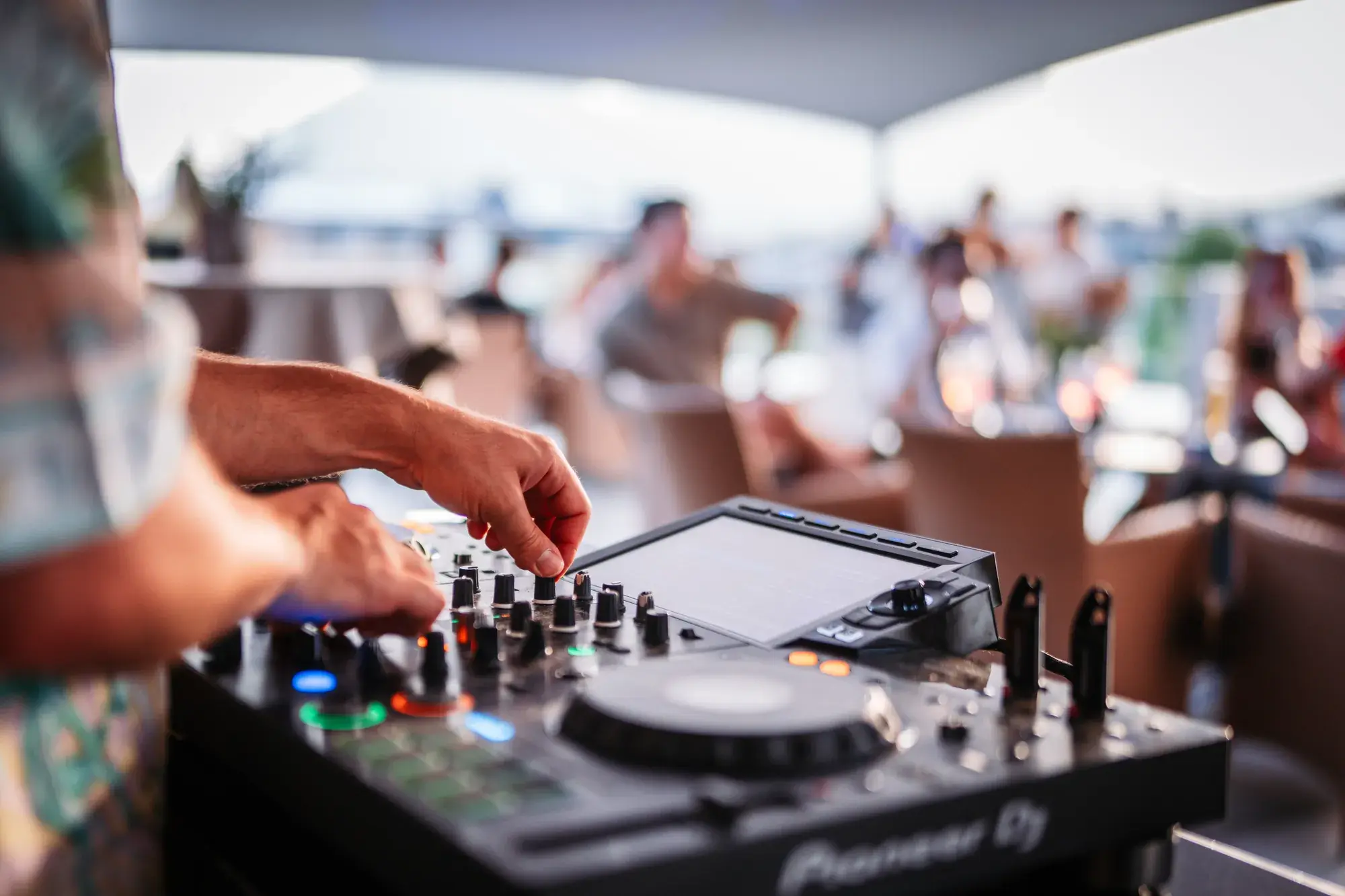 Lounge & Chill Music im Greenvieh – DJ legt beim After Work auf der Dachterrasse in Mieming, Tirol auf