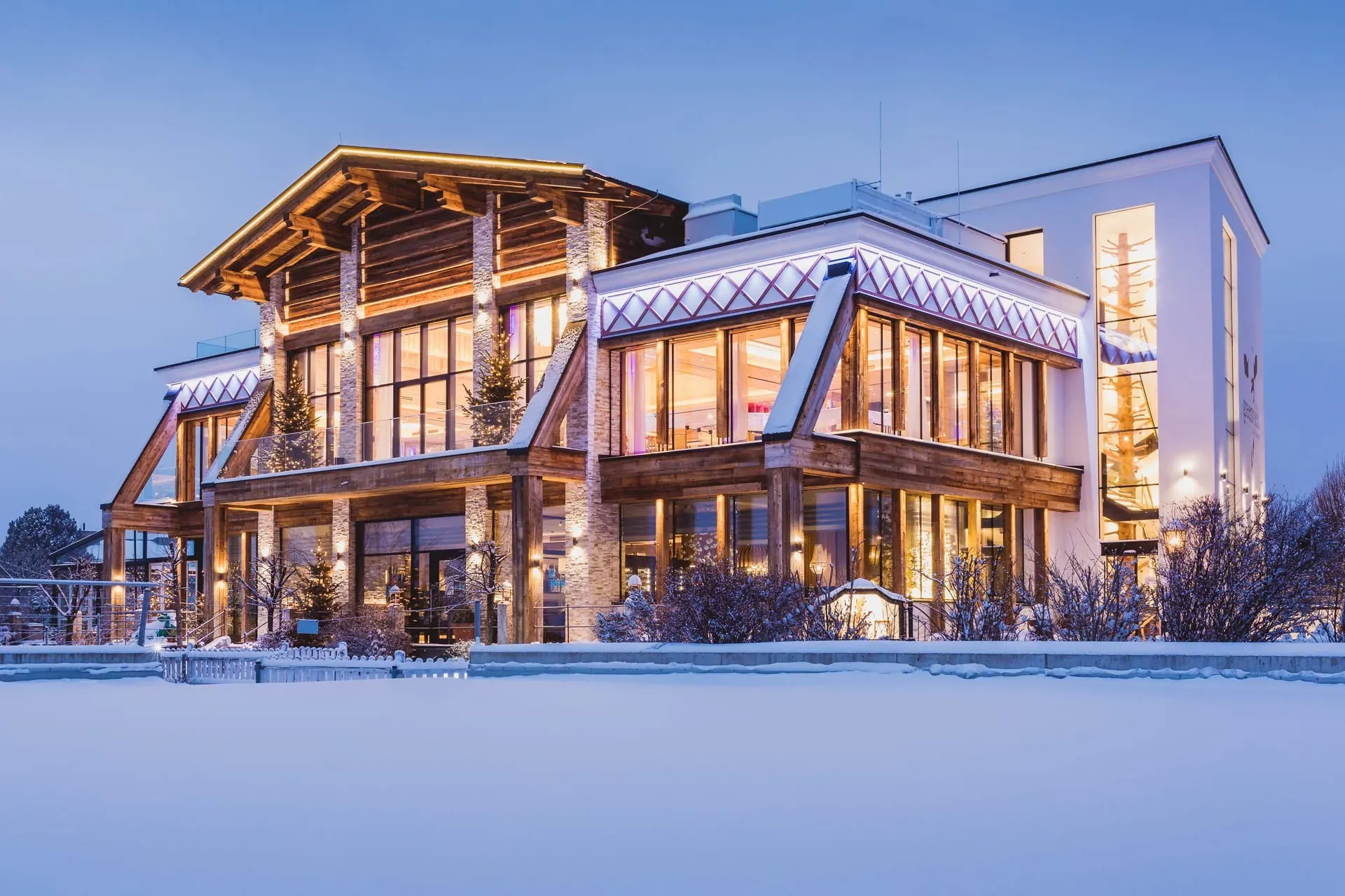 Stimmungsvolle Winteransicht des Greenvieh Chalets am Mieminger Plateau