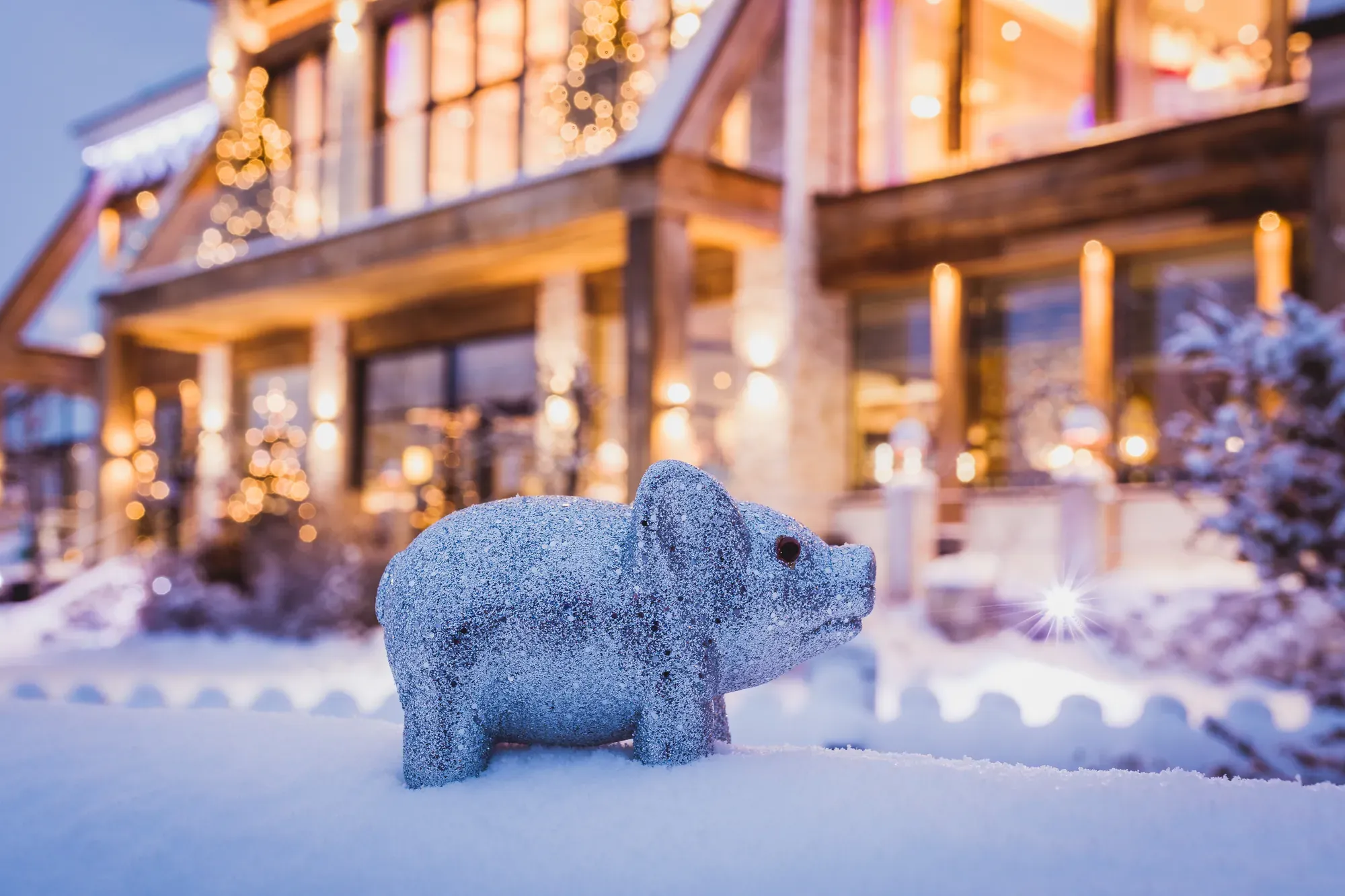 Silvester im Greenvieh – winterlich beleuchtetes Restaurant im Schnee am Mieminger Plateau in Tirol
