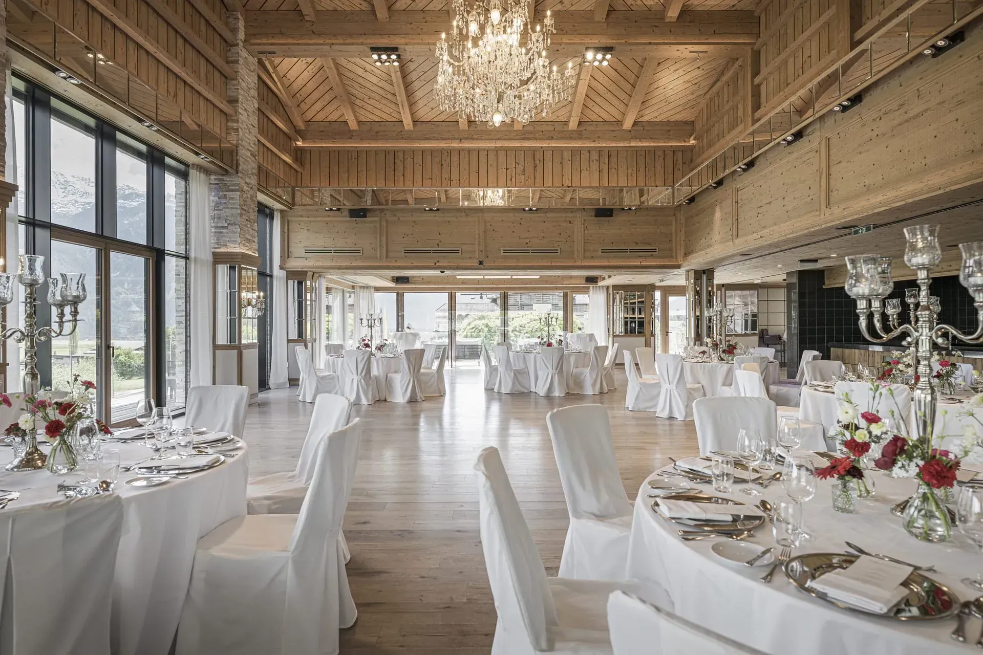 Festively set wedding hall with chandelier in the Greenvieh Chalet in Mieming