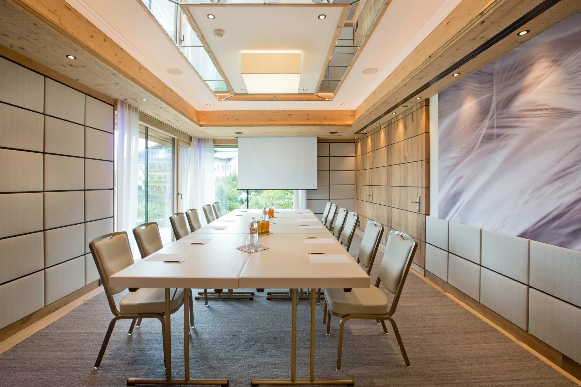 Compact boardroom Chalet 4 for meetings at the Greenvieh Chalet Tyrol