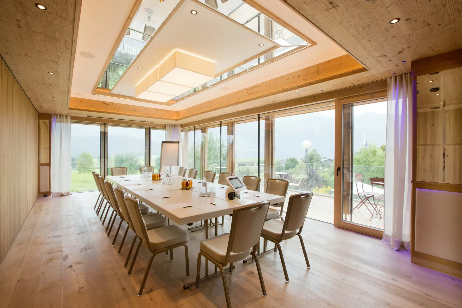 Light-filled seminar room Chalet 3 with mountain view for workshops at Greenvieh Tyrol