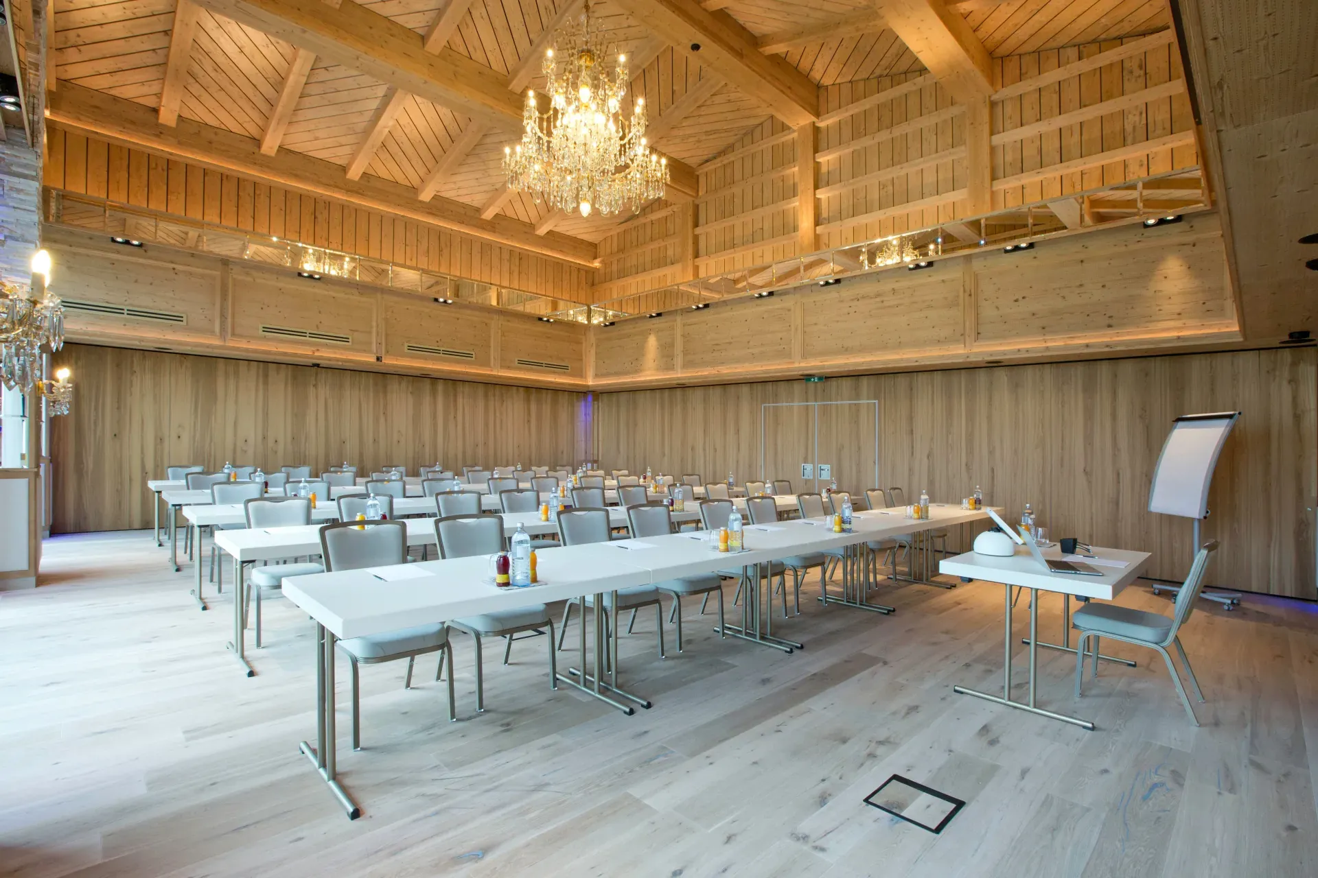 Spacious conference hall Chalet 2+3 with long banquet table at Greenvieh Mieming