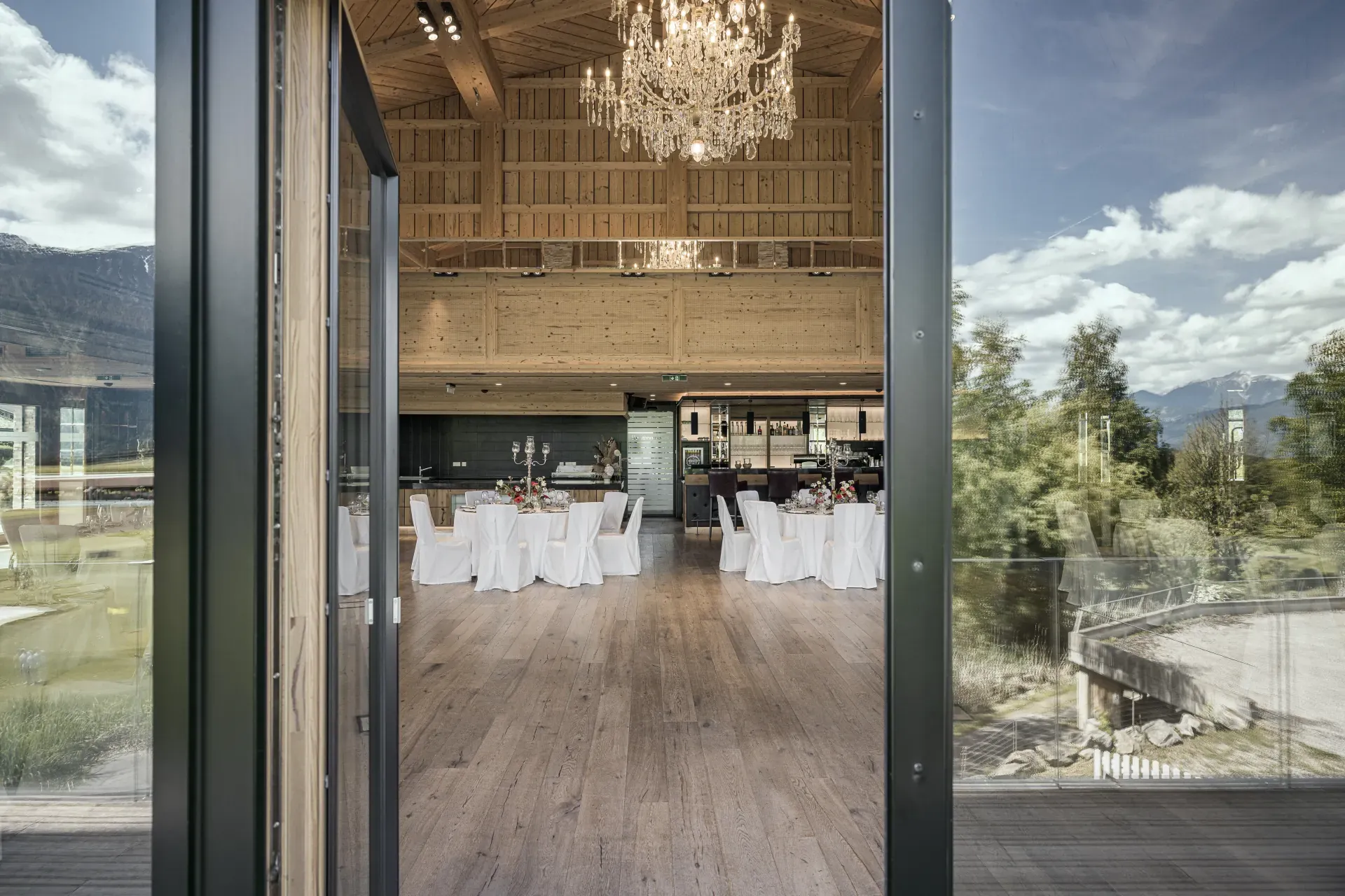 Hochzeitsgesellschaft auf dem Balkon