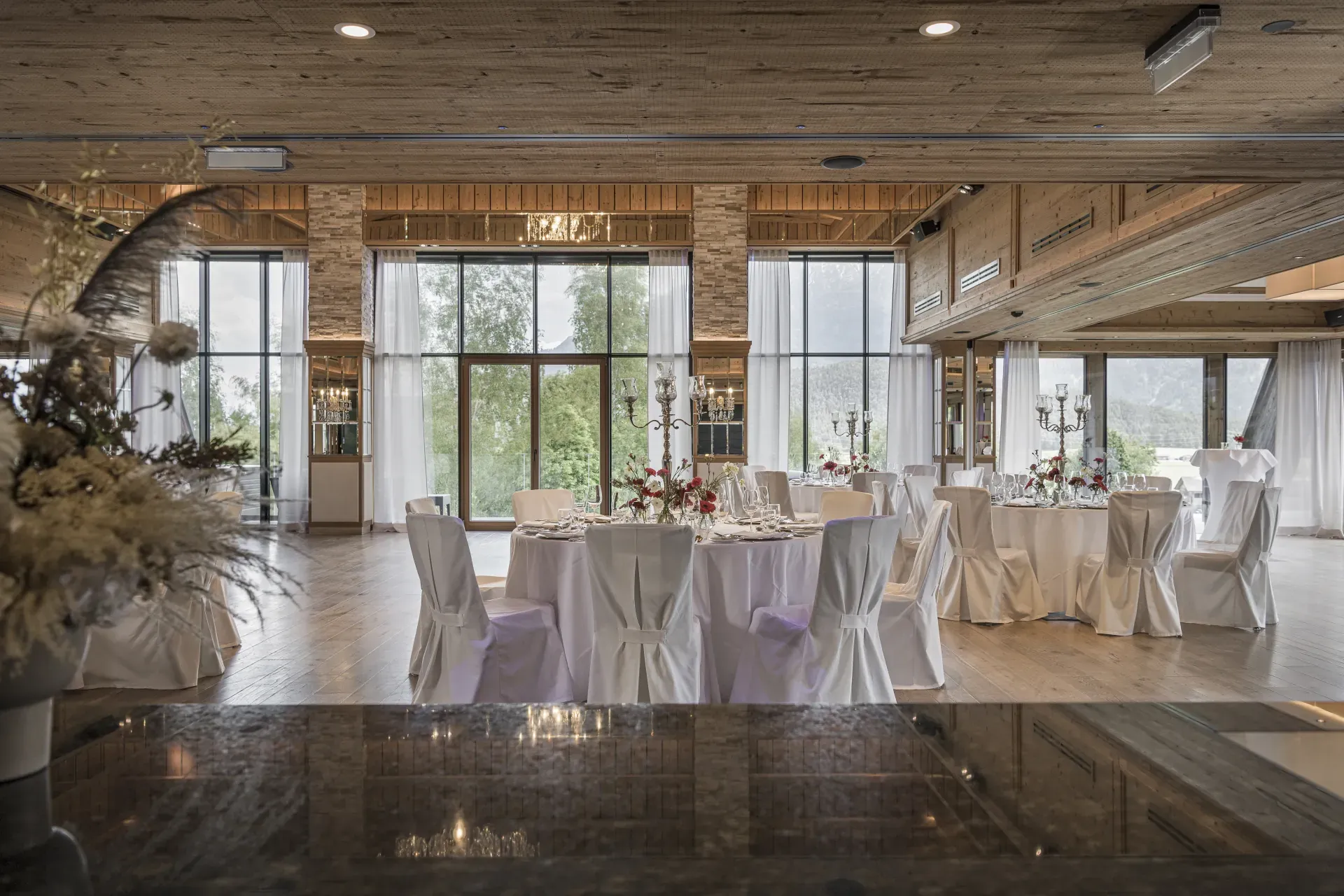 Blick auf die Bar und den Festsaal