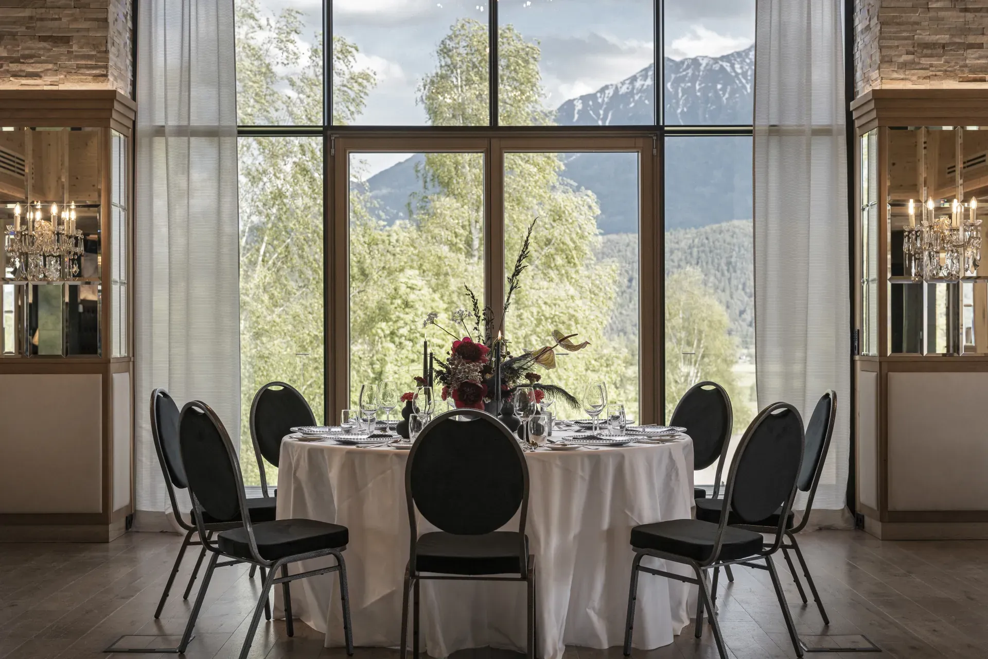 Round wedding table with floral centerpiece against the mountain panorama at the Greenvieh