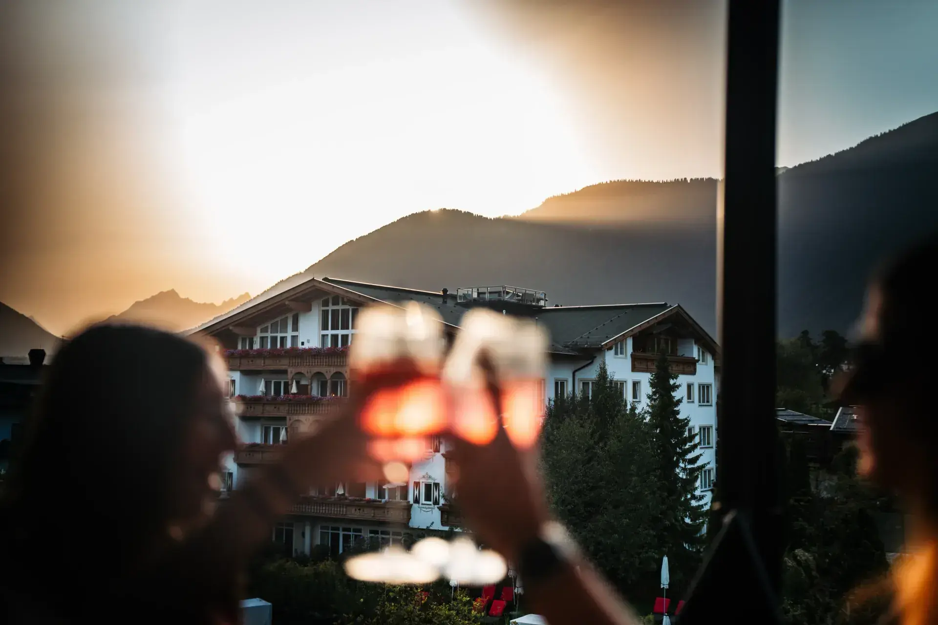 Sunset Lounge auf der Dachterrasse des Greenvieh – Sonnenuntergang über dem Mieminger Plateau in Tirol